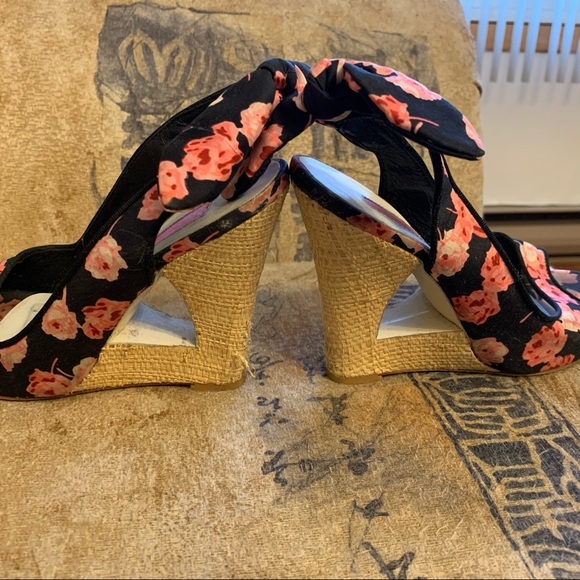 Betsy Johnson open toe sling back black & flowers - Picture 6 of 8